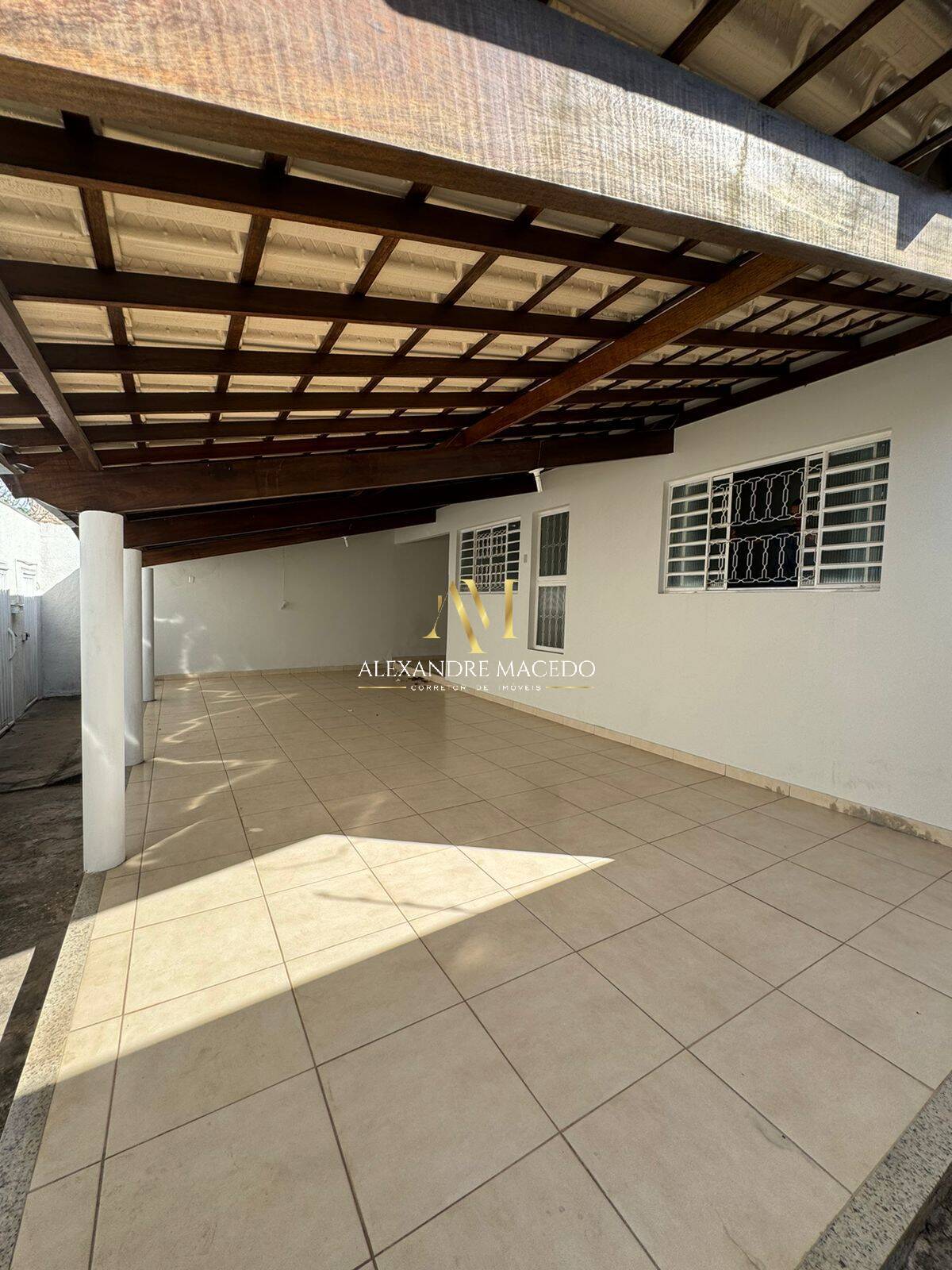 Casa à venda com 4 quartos, 248m² - Foto 2