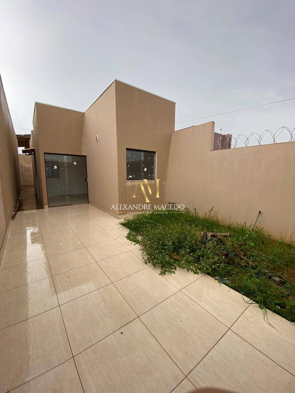 Casa à venda com 3 quartos, 57m² - Foto 1